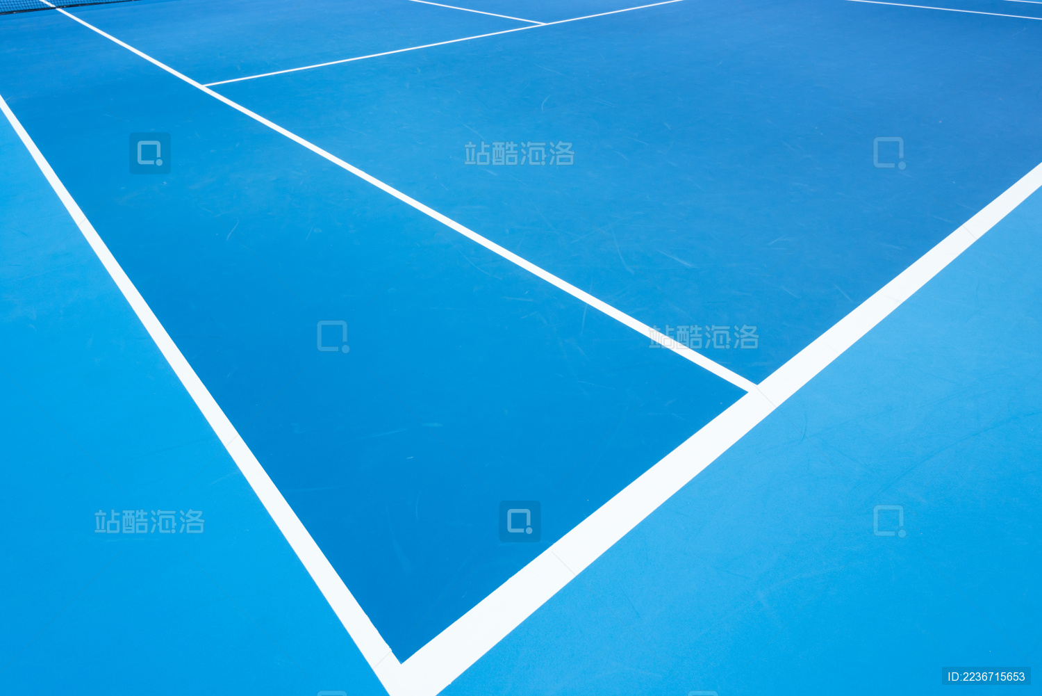 空旷无人的网球场