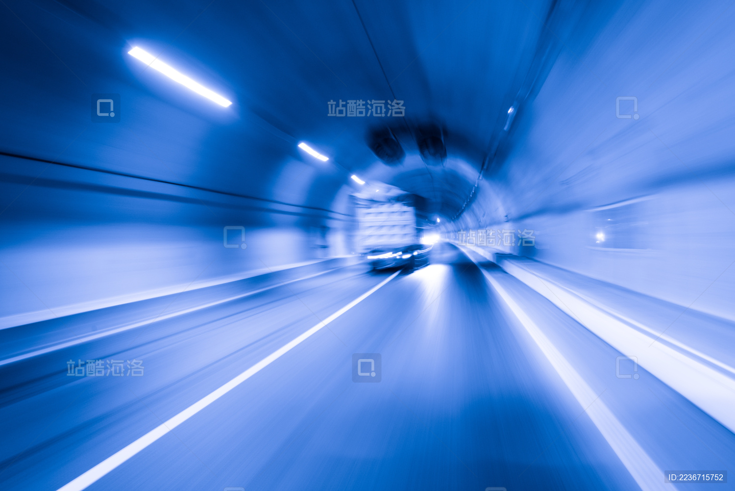 隧道 飞驰的汽车尾灯形成的光的轨迹