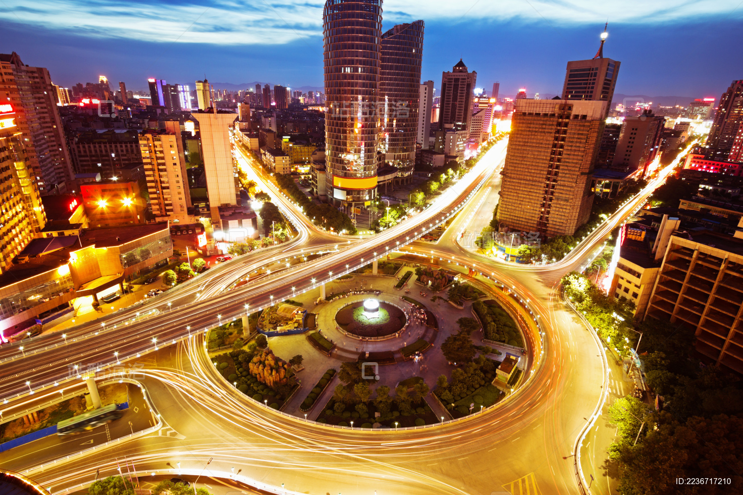 江西南昌老福山立交桥  飞驰的汽车尾灯形成的光的轨迹