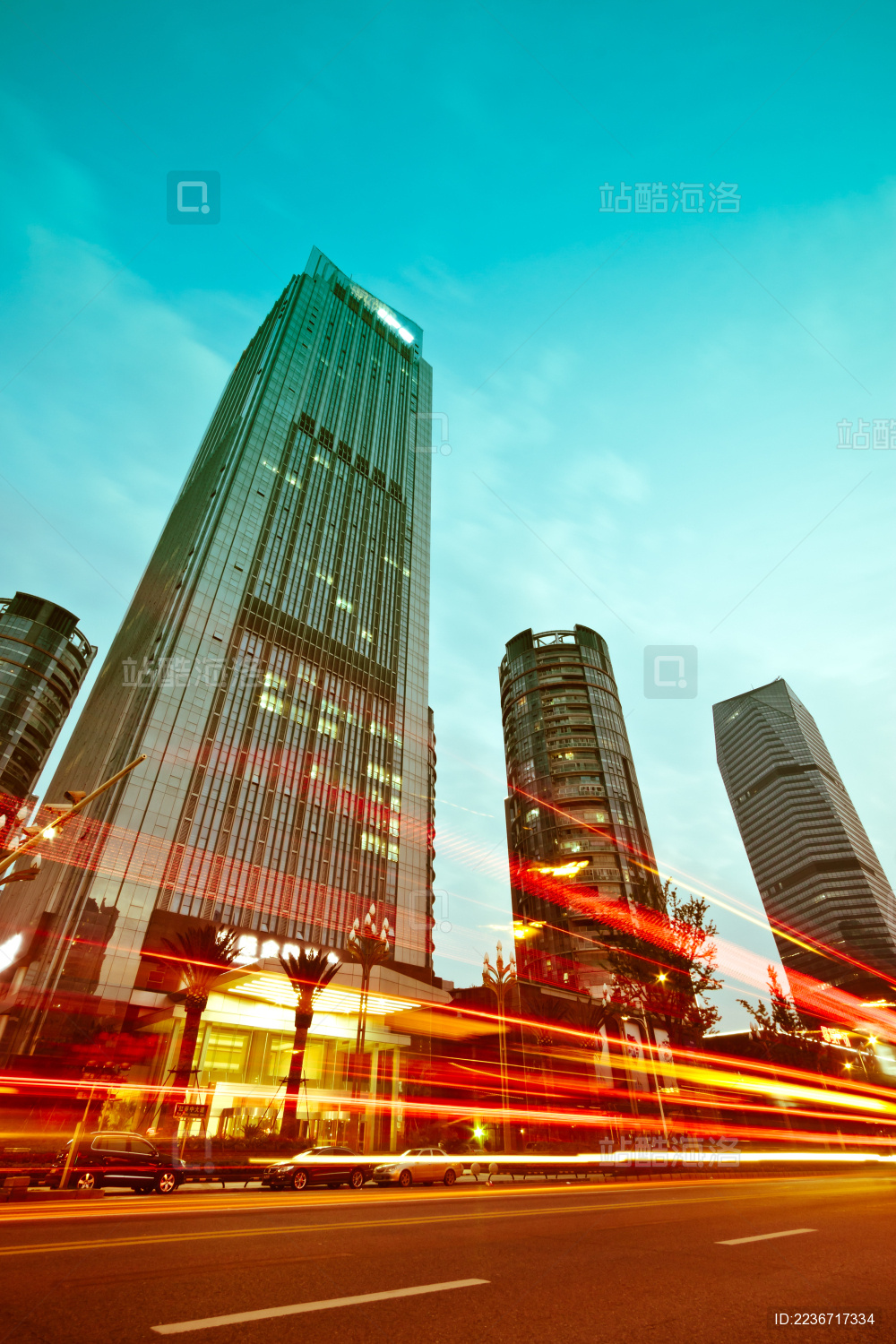  飞驰的汽车尾灯形成的光的轨迹