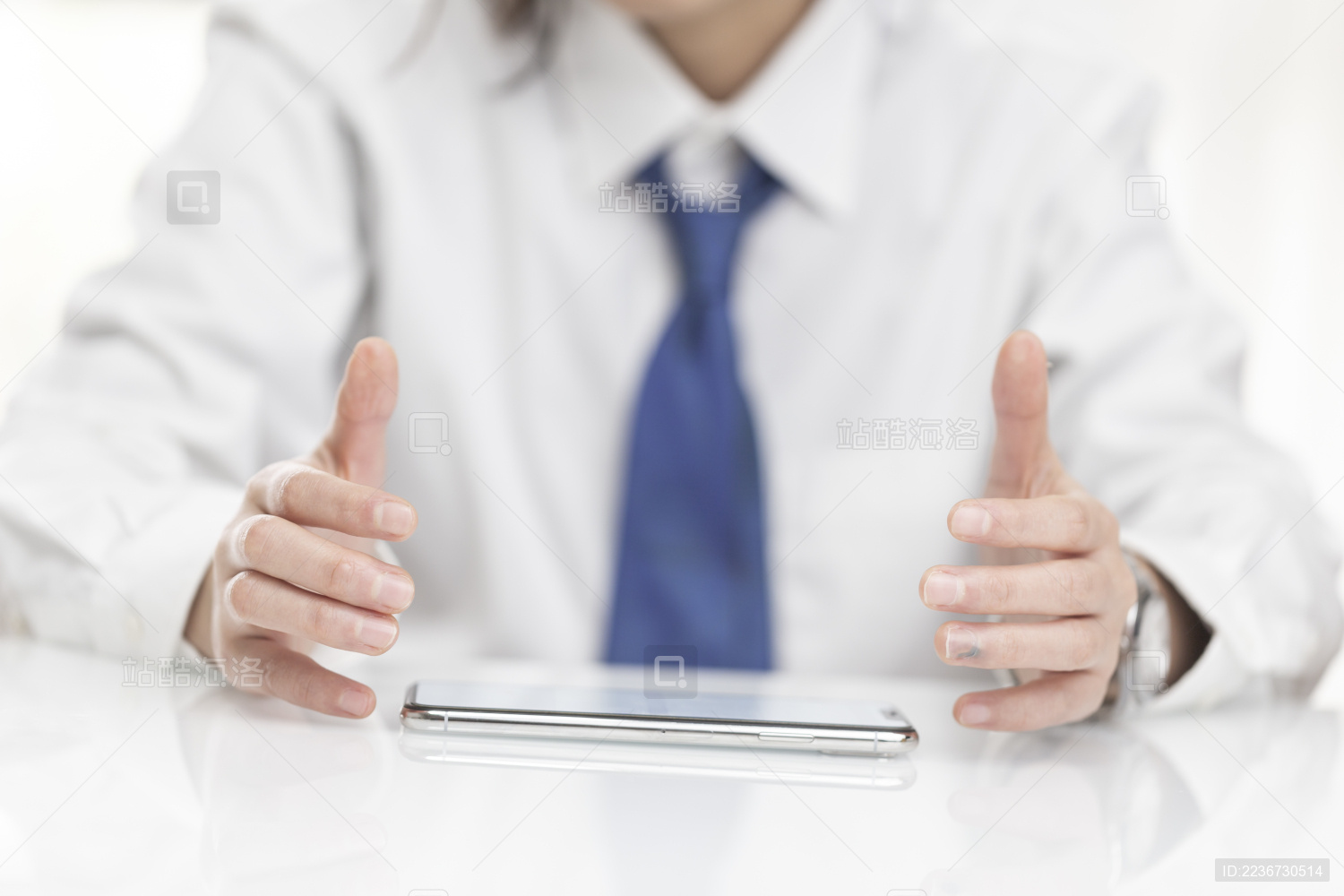 商务人士演示网络安全示范