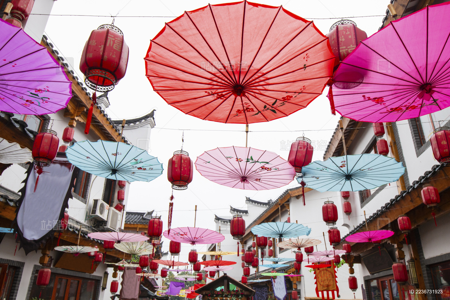 湖南永州零陵古城景区街道上空的漂亮花纸伞