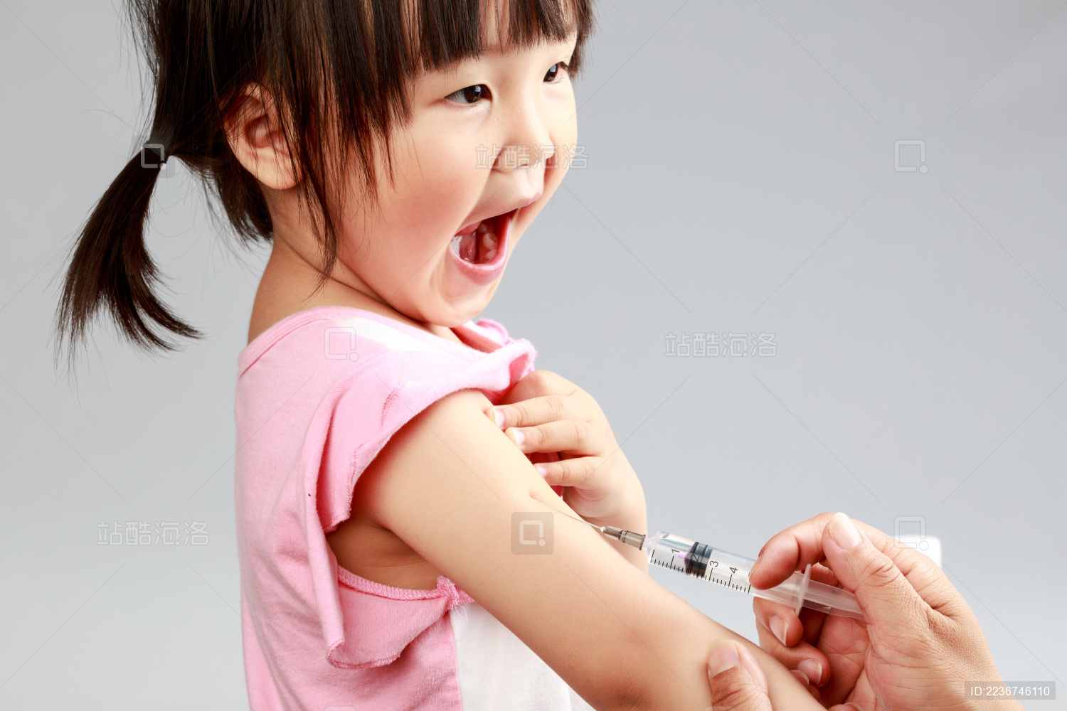 打针时小女孩紧张的长大嘴巴