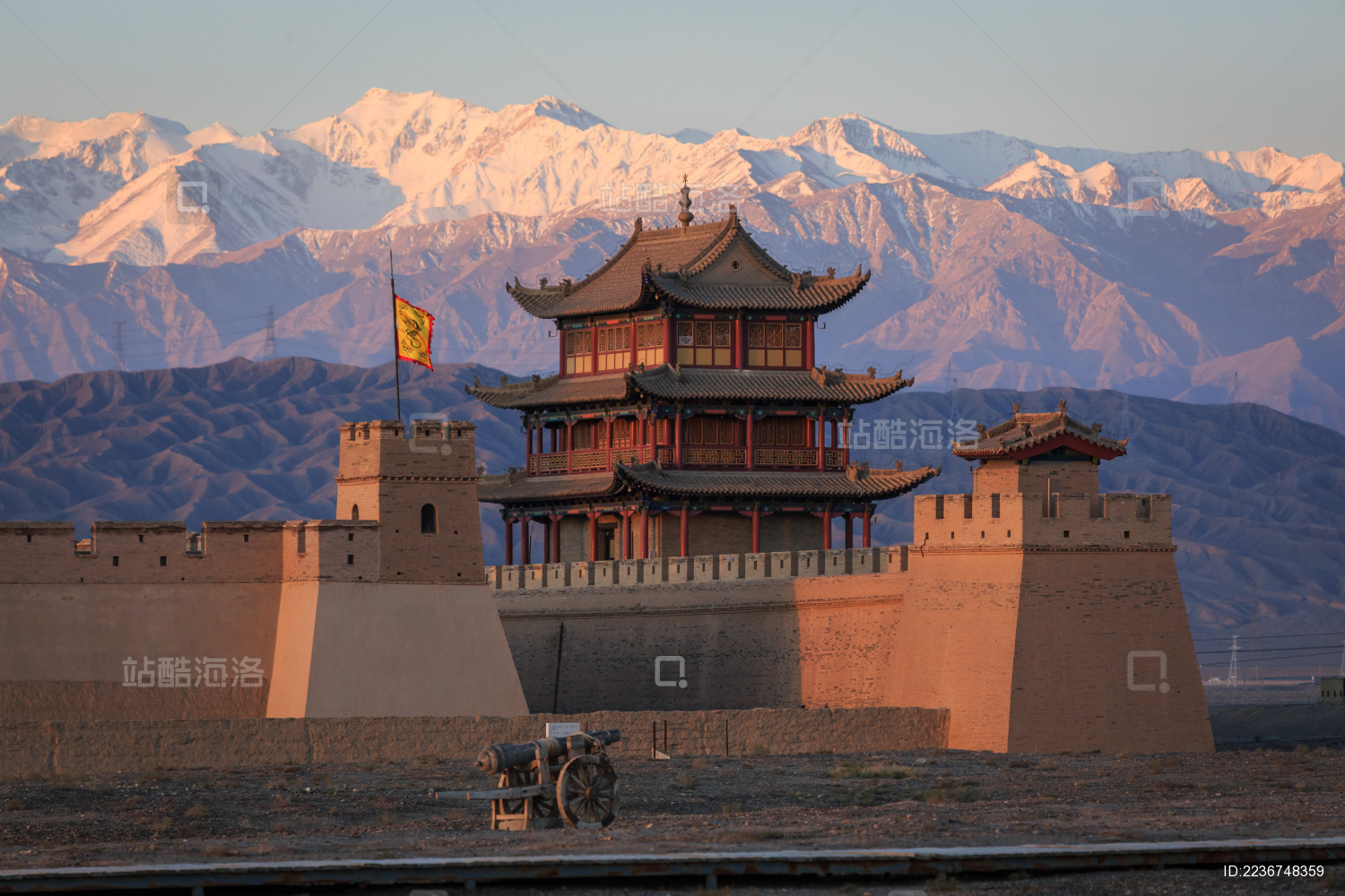 日出中的甘肃嘉峪关关城古建筑
