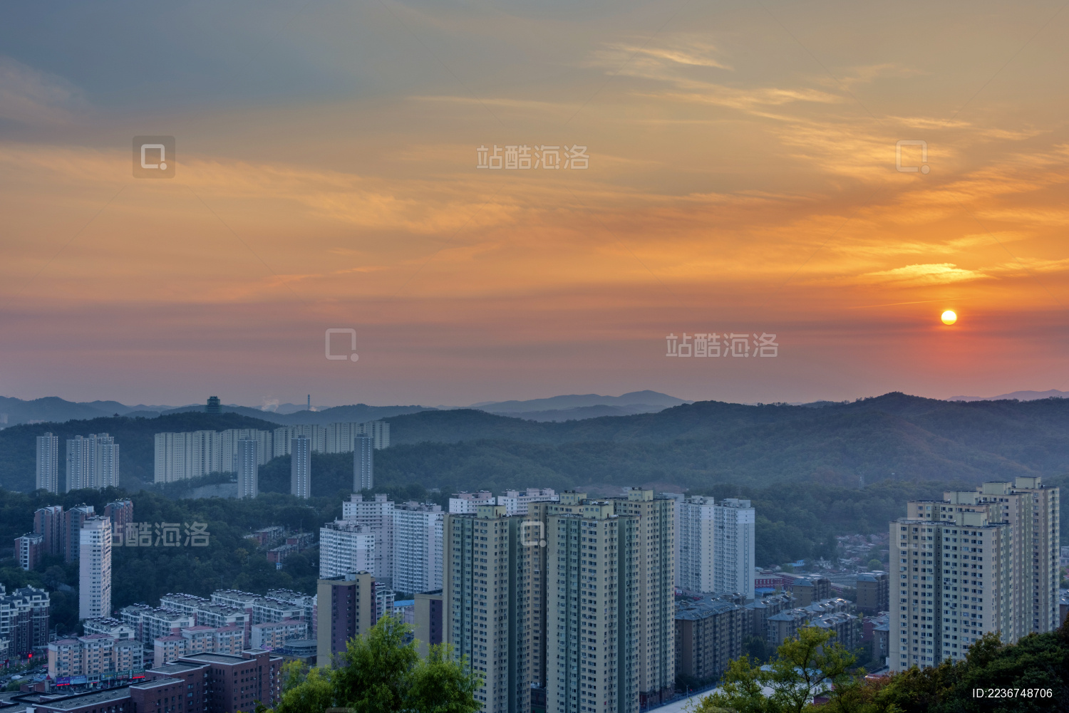 中国辽宁丹东锦江山曙光阁日暮风光