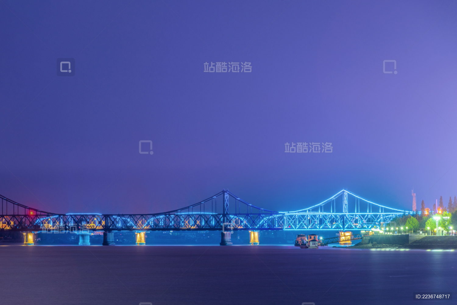 中国辽宁丹东鸭绿江断桥夜景