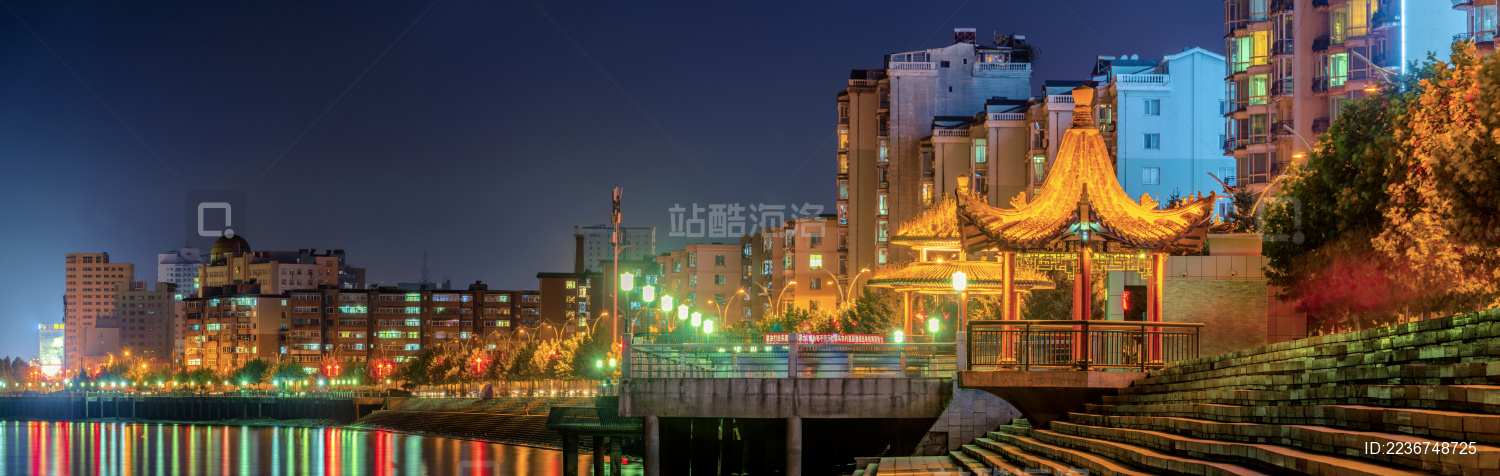 中国辽宁丹东鸭绿江沿岸夜景