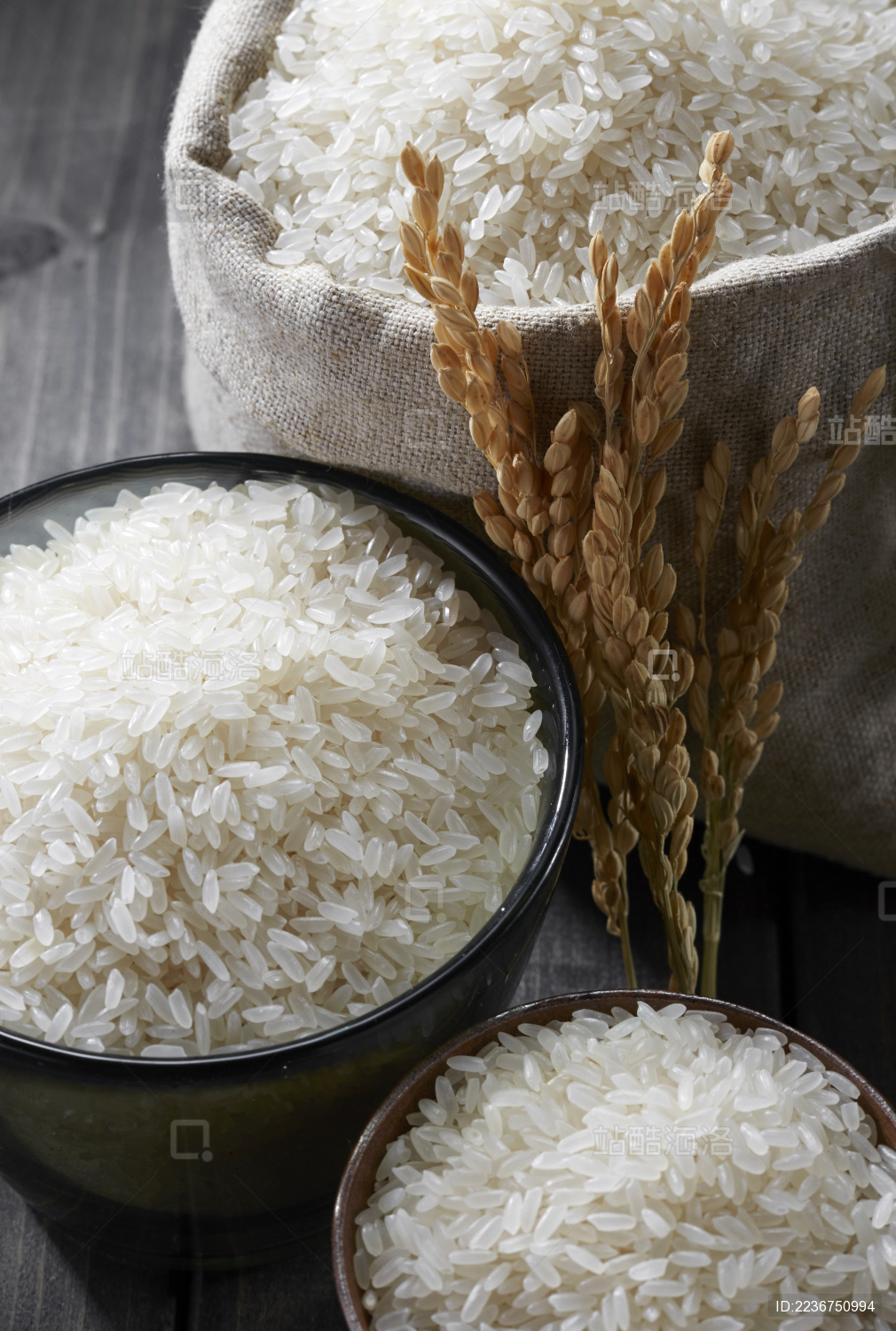 优质的大米 放在各种容器里。在木桌上
