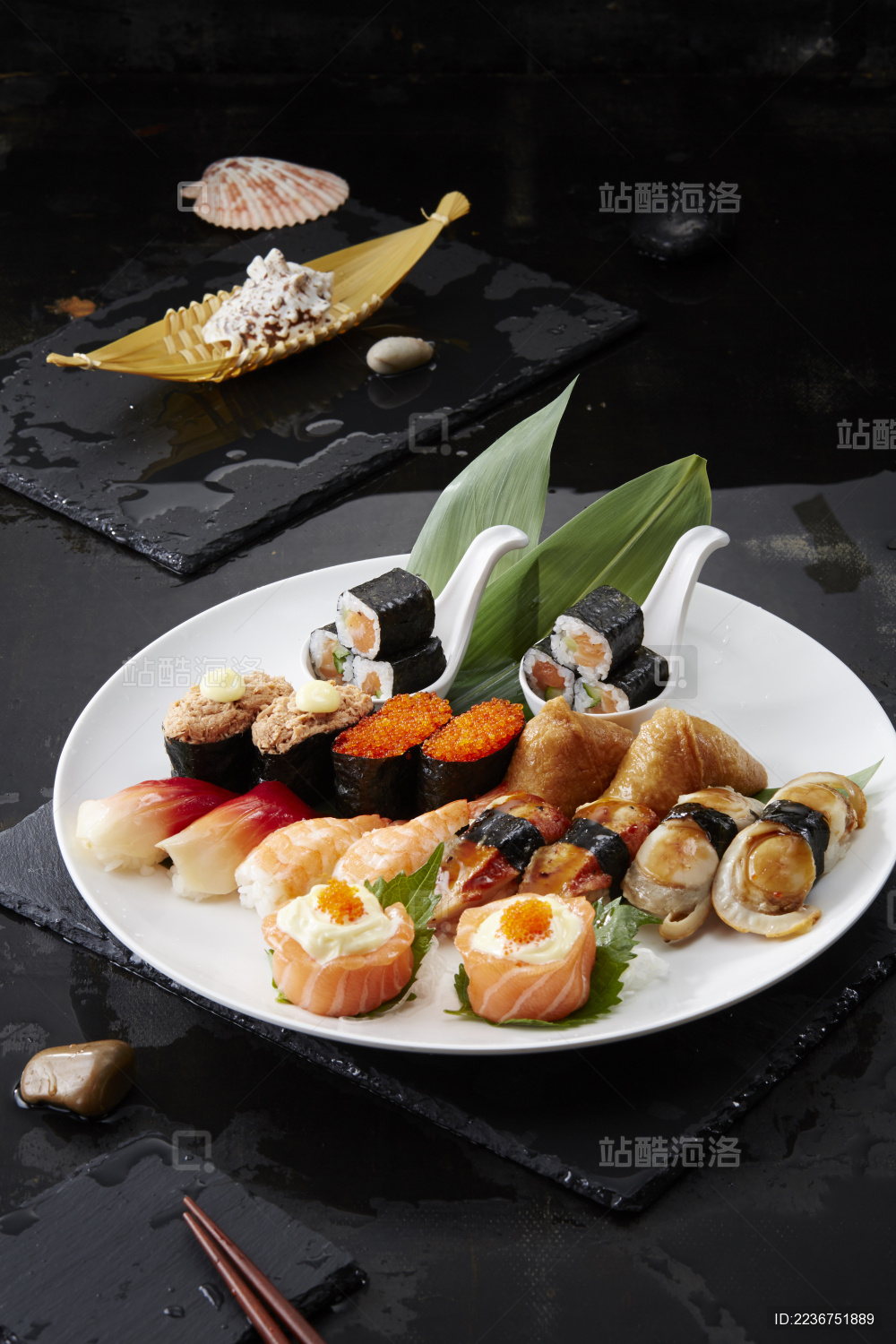 美味的日本料理 寿司拼盘。在黑色的背景