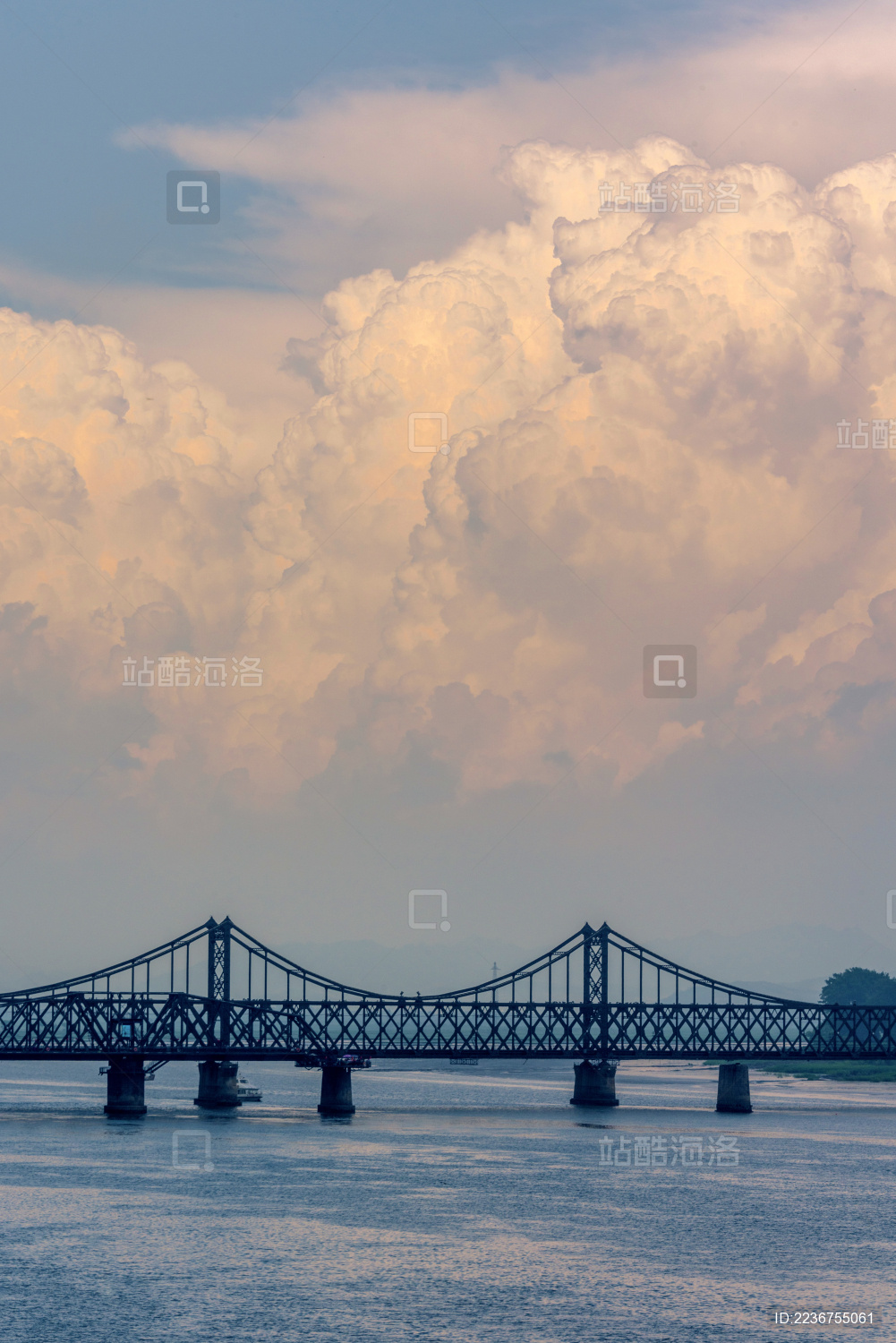 中国东北辽宁丹东鸭绿江断桥上空升起红色云彩