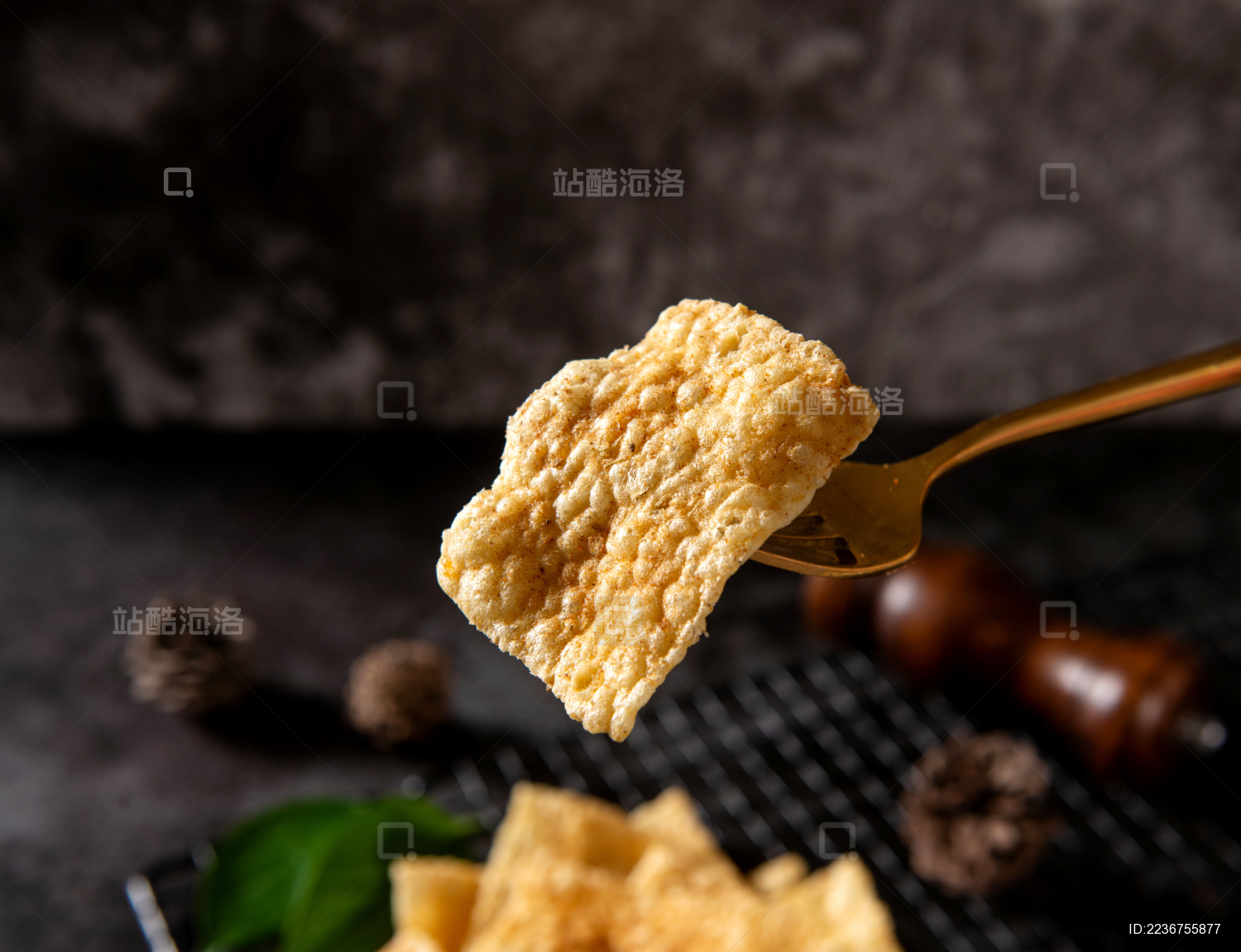 深色背景下放在盘子里的小米锅巴