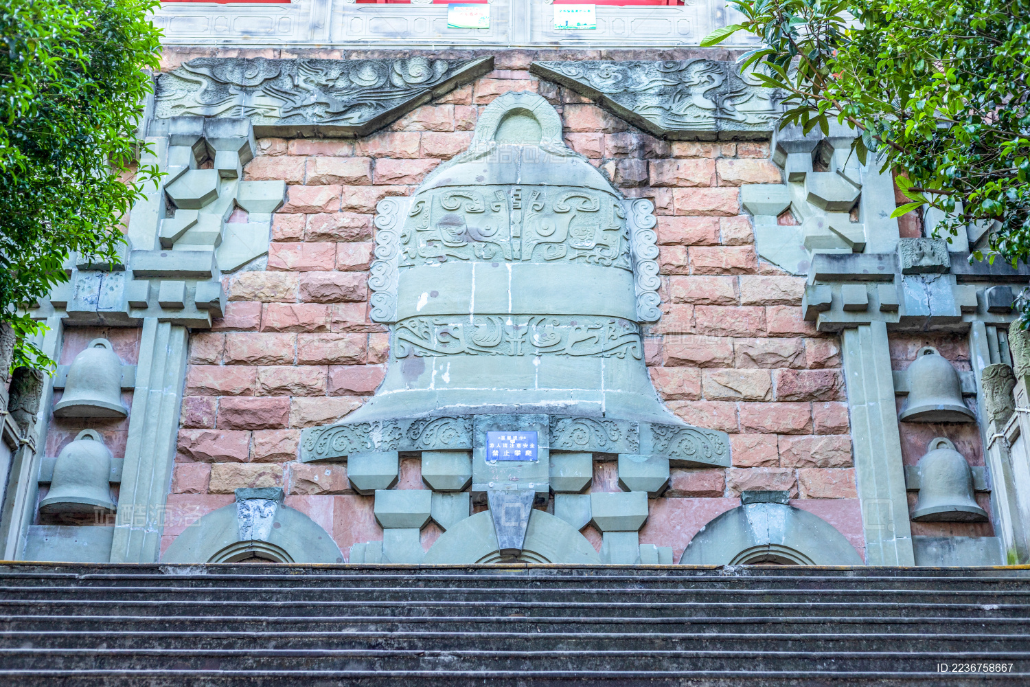 中国四川省德阳市钟鼓楼墙壁上的石钟