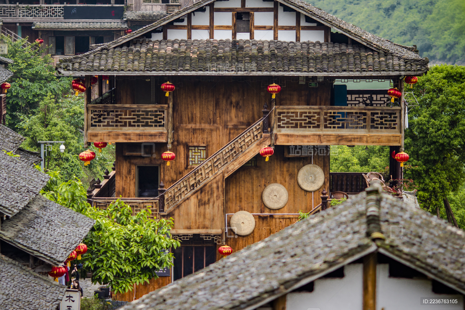 吊脚楼是中国哪个民族的民居建筑形式？_凤凰网
