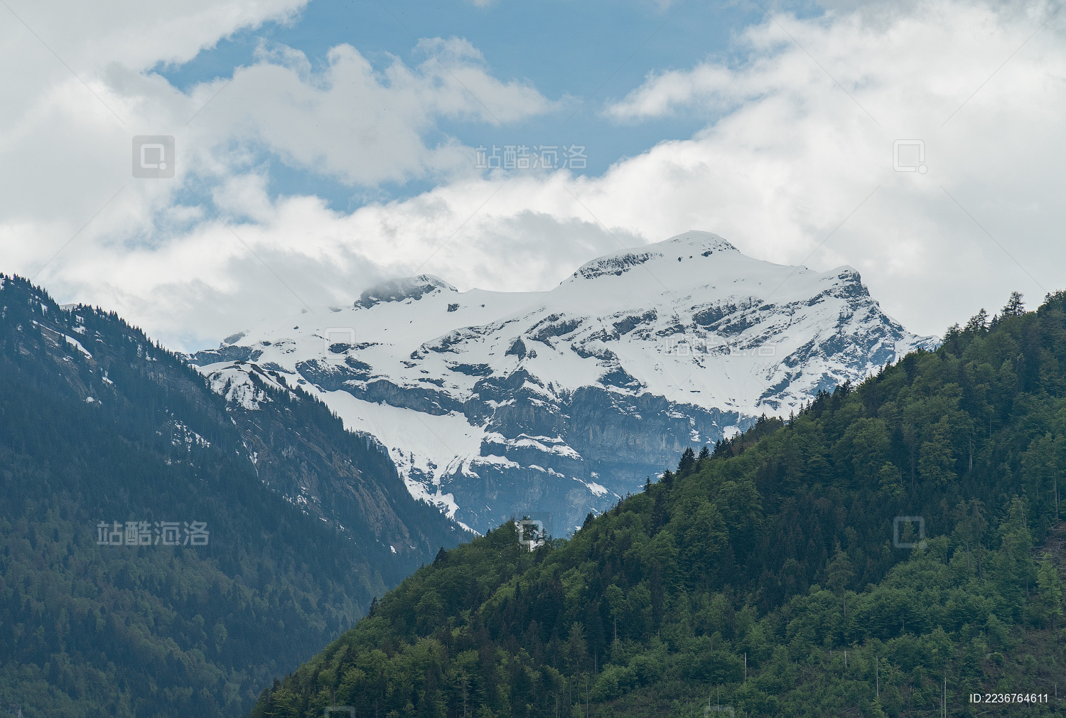 欧洲瑞士因特拉肯雪山风貌