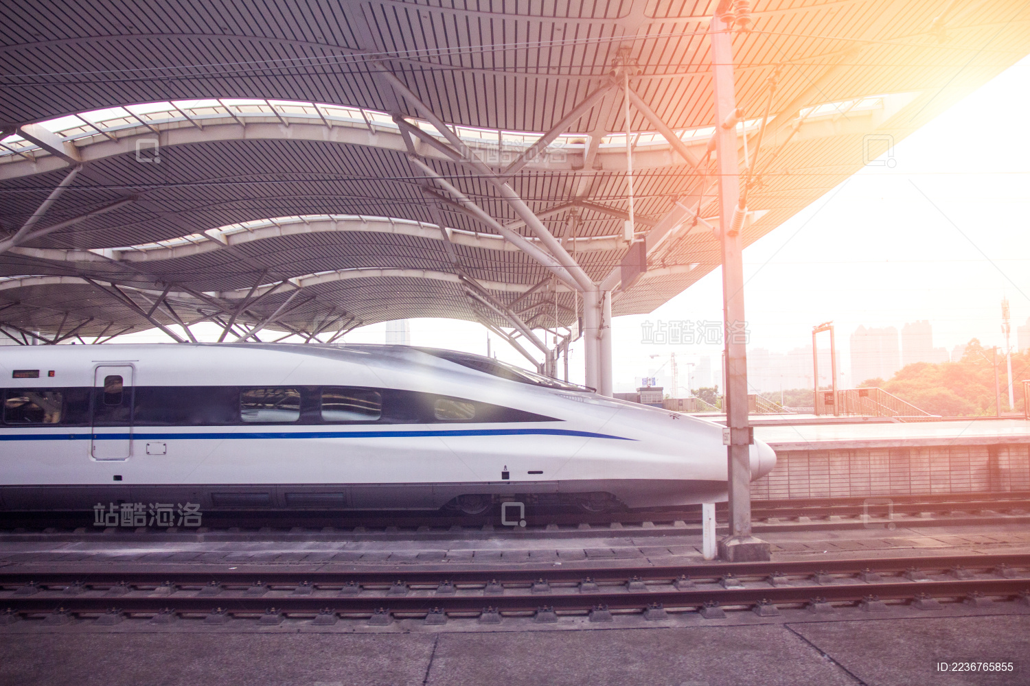  阳光下正在出站的高铁列车特写
