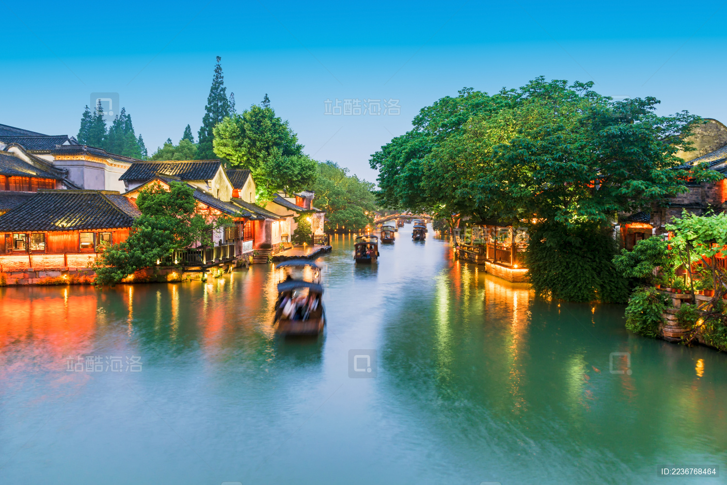 中国嘉兴桐乡乌镇西栅景区西市河夜游