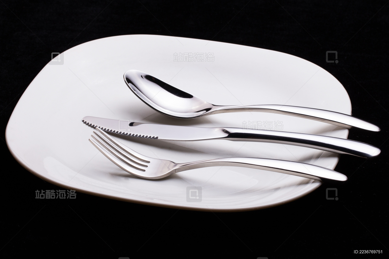 黑色背景下的不锈钢餐具刀子勺子叉子
