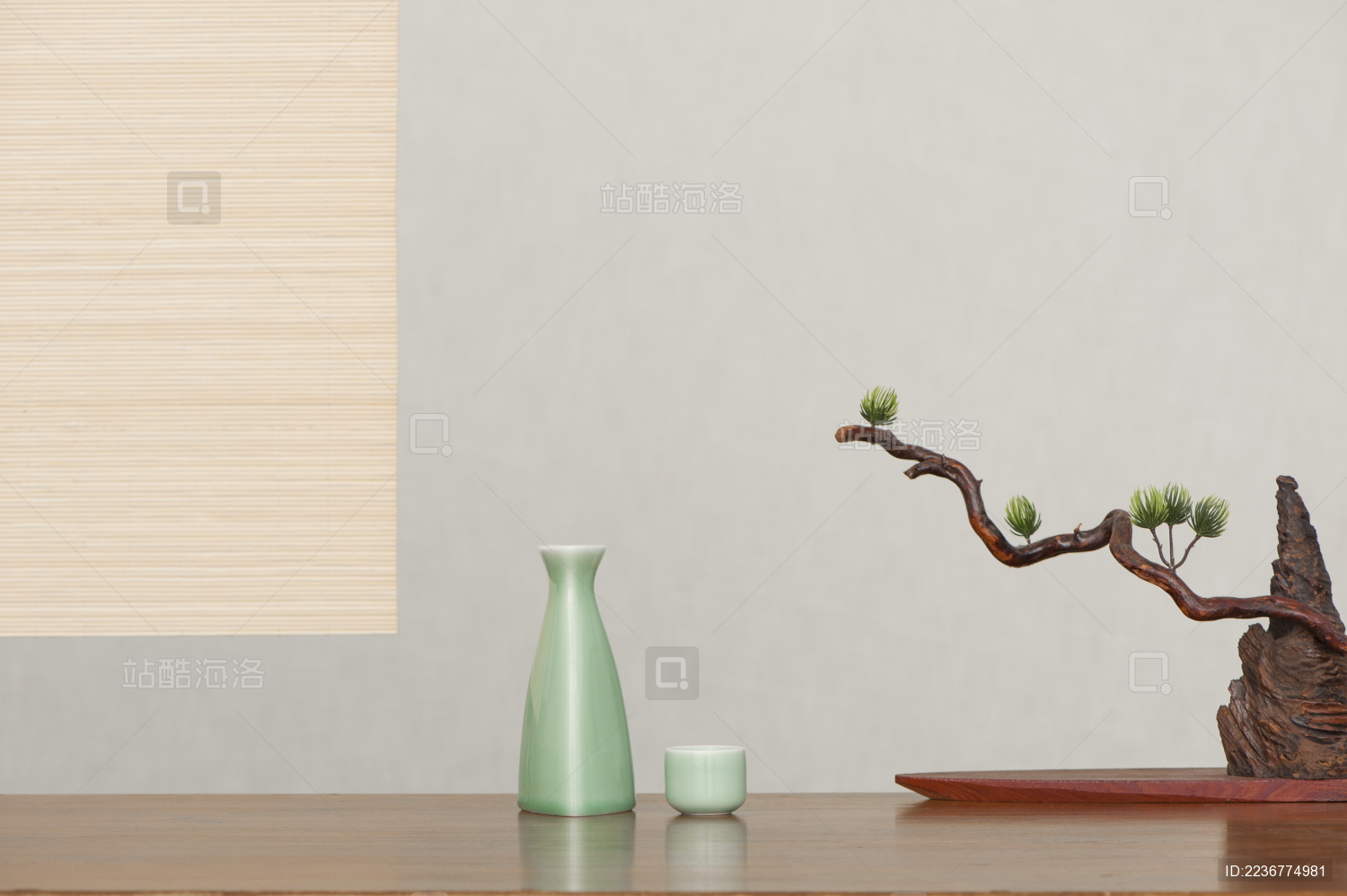 中国画风格 茶帘下面的桌面上放着酒壶和酒杯 还有一件手工艺品