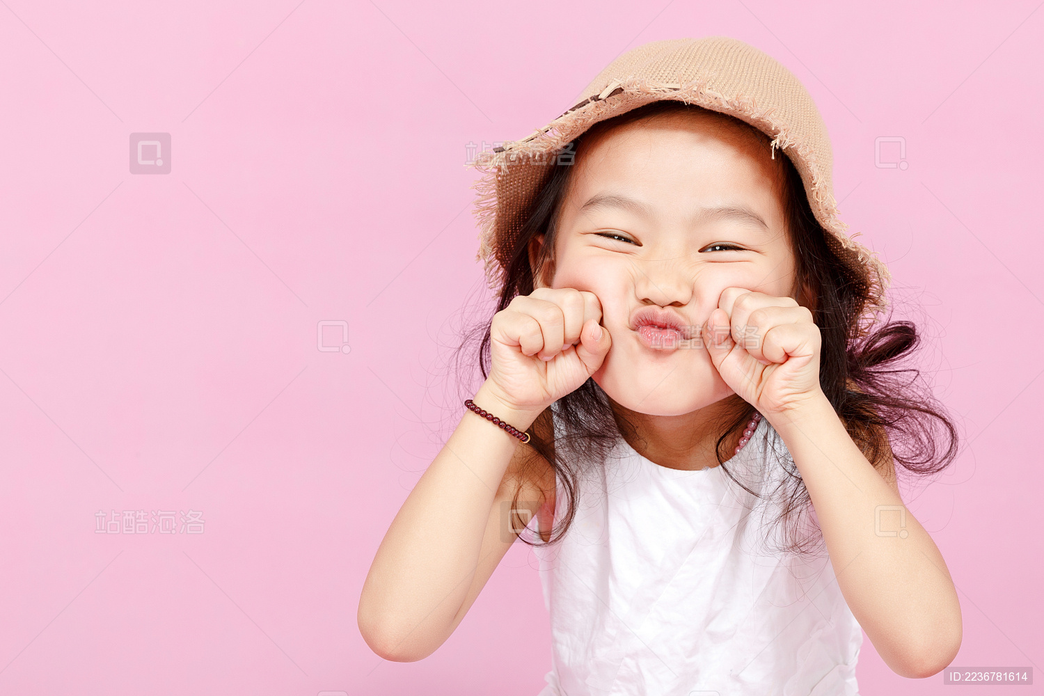 握着小拳头做怪表情的小女孩