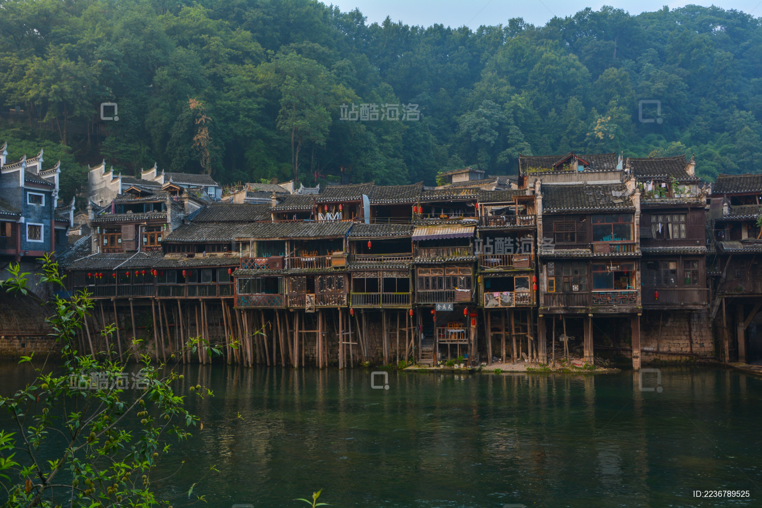 湖南湘西凤凰古城夏日风光