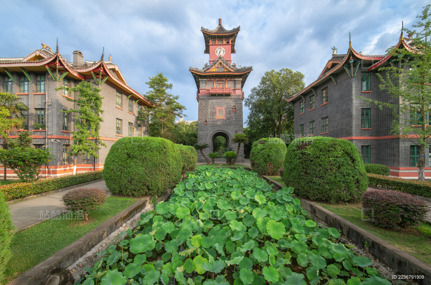 四川大学华西校区荷花池和民国古建筑钟楼