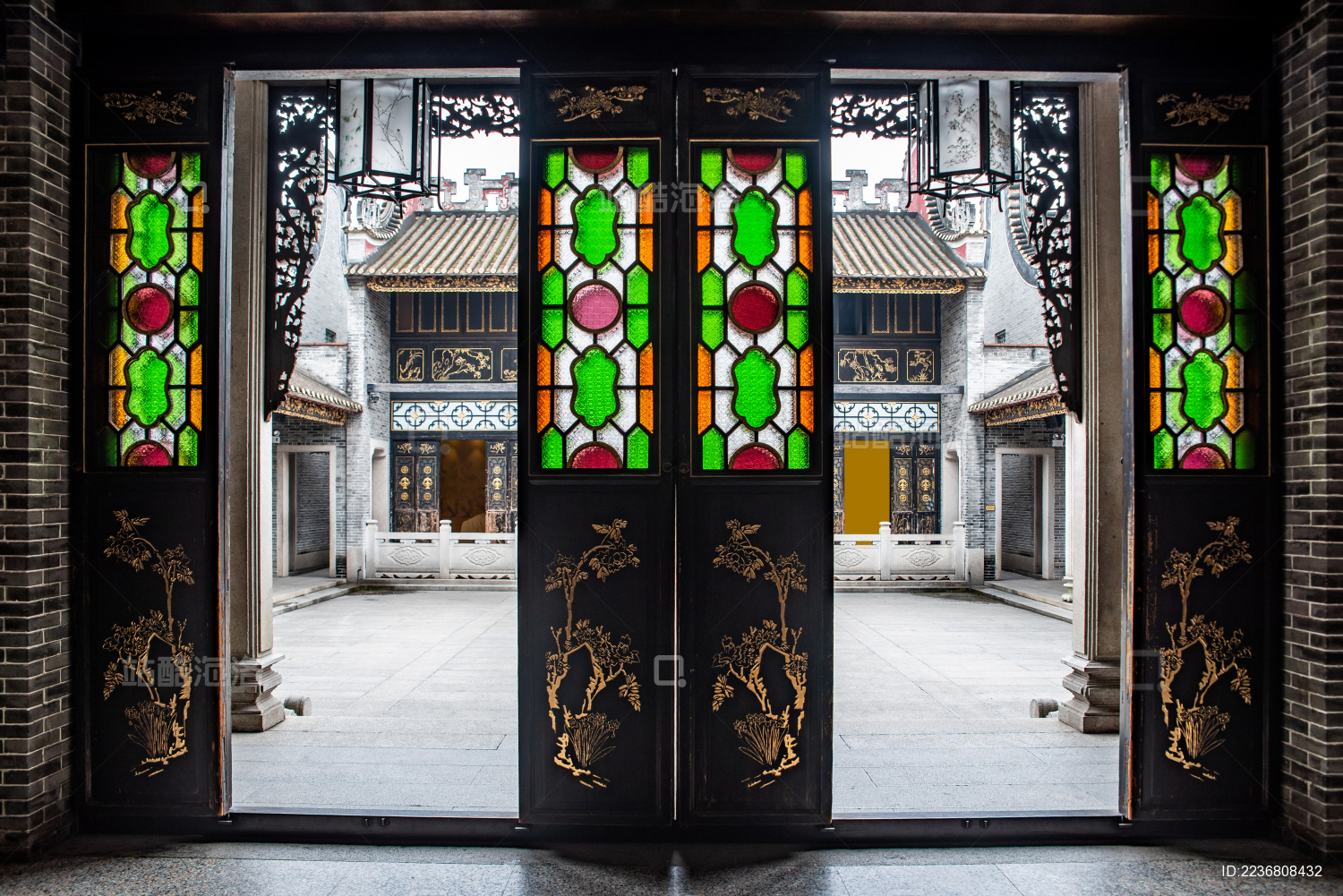 中国广东省佛山祖庙岭南古建筑庭院的隔扇门 