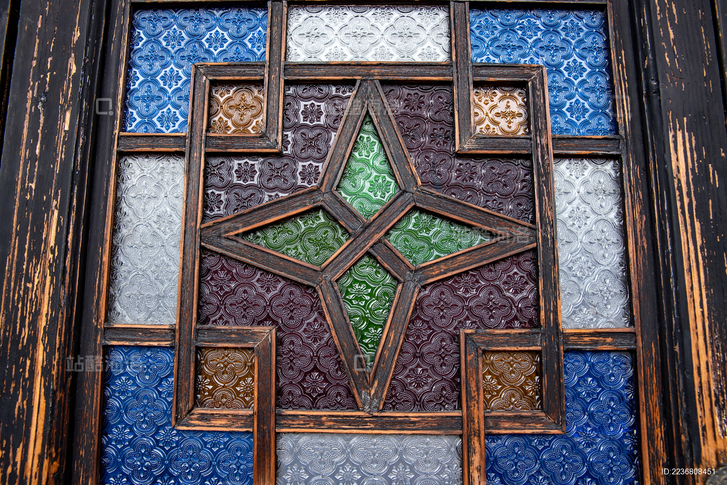 中国岭南古建筑的海棠压花彩色玻璃窗户