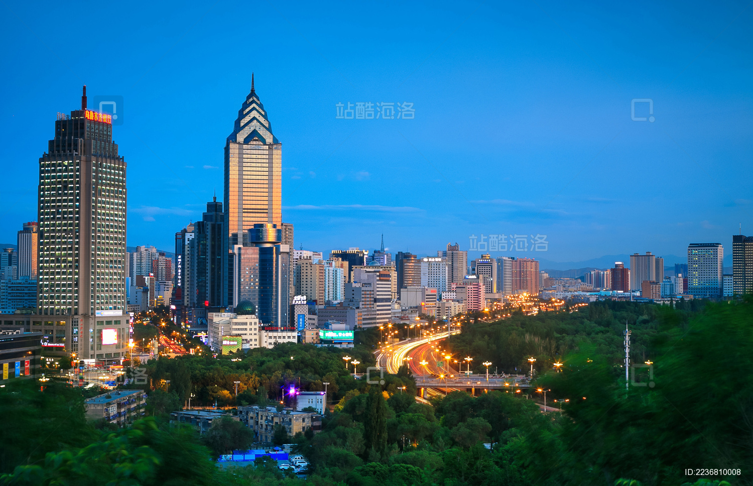 从山顶鸟瞰中国新疆乌鲁木齐城市夜色