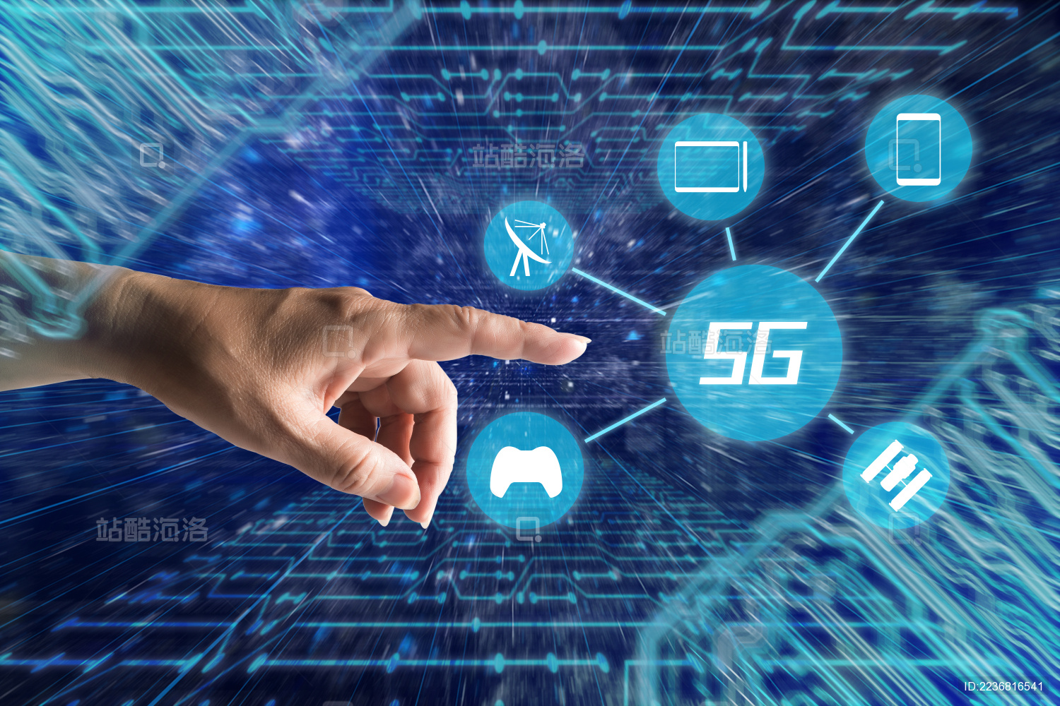 蓝色背景下手指轻点5g时代通讯生活