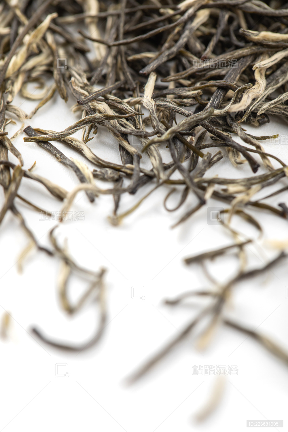 白色背景上的南京雨花茶微距特写