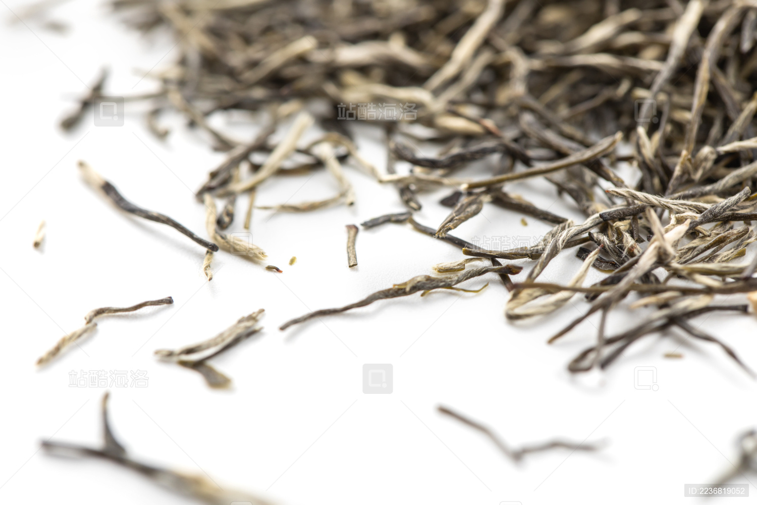 白色背景上的南京雨花茶微距特写