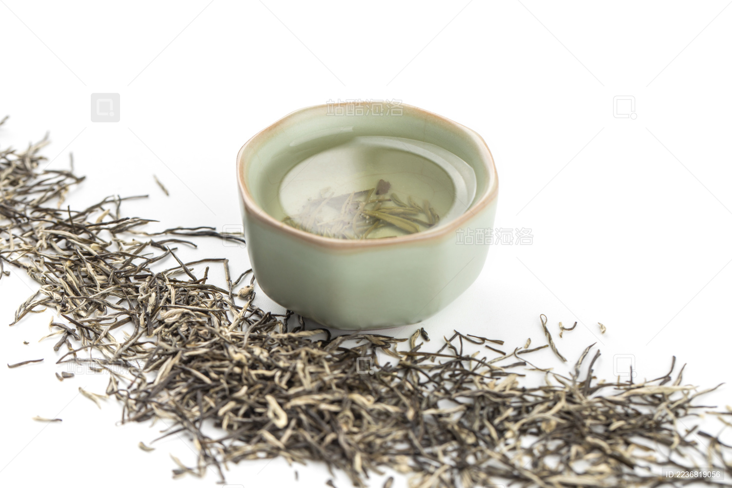 白色背景上的南京雨花茶微距特写