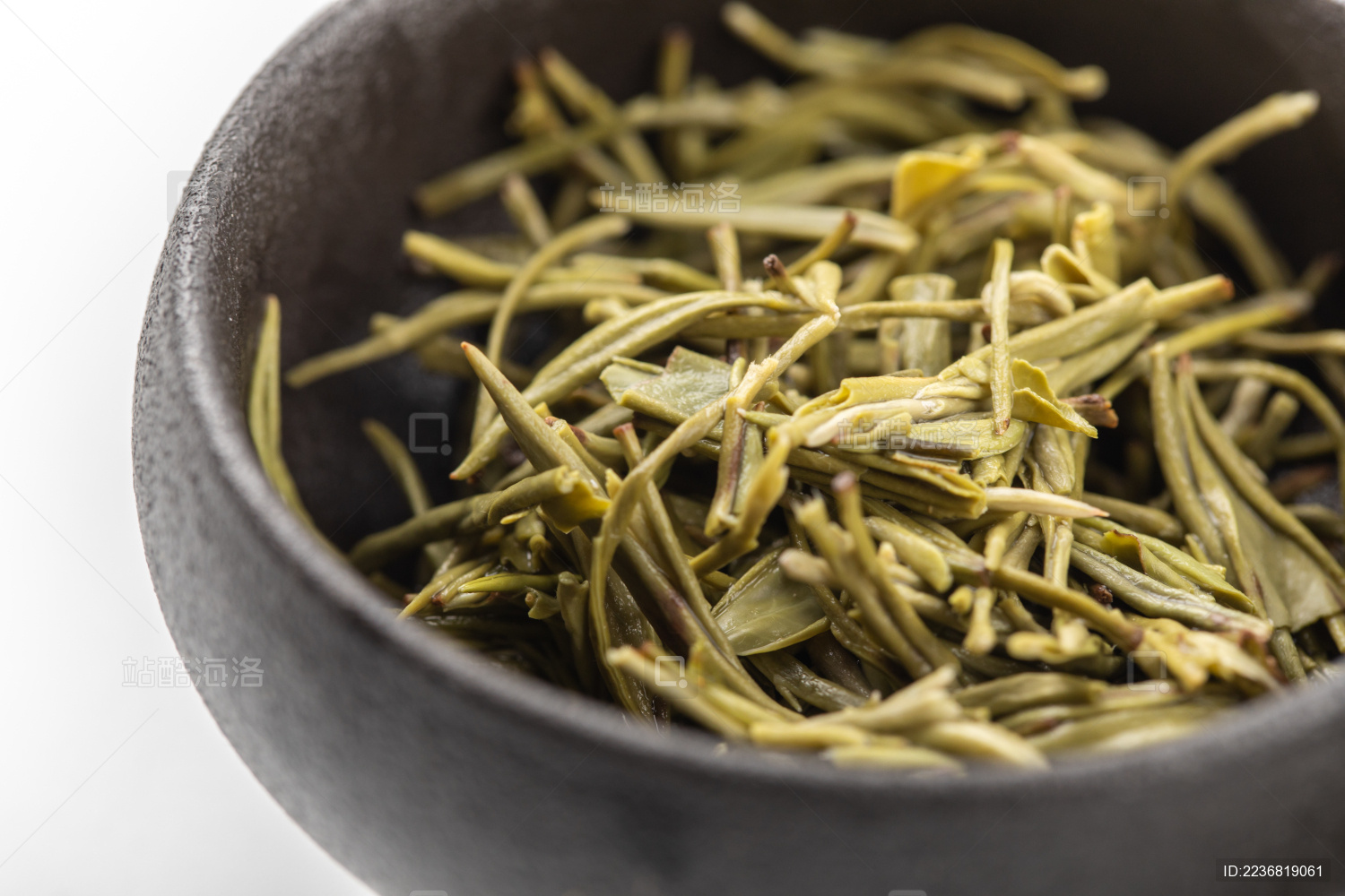 白色背景上的南京雨花茶微距特写