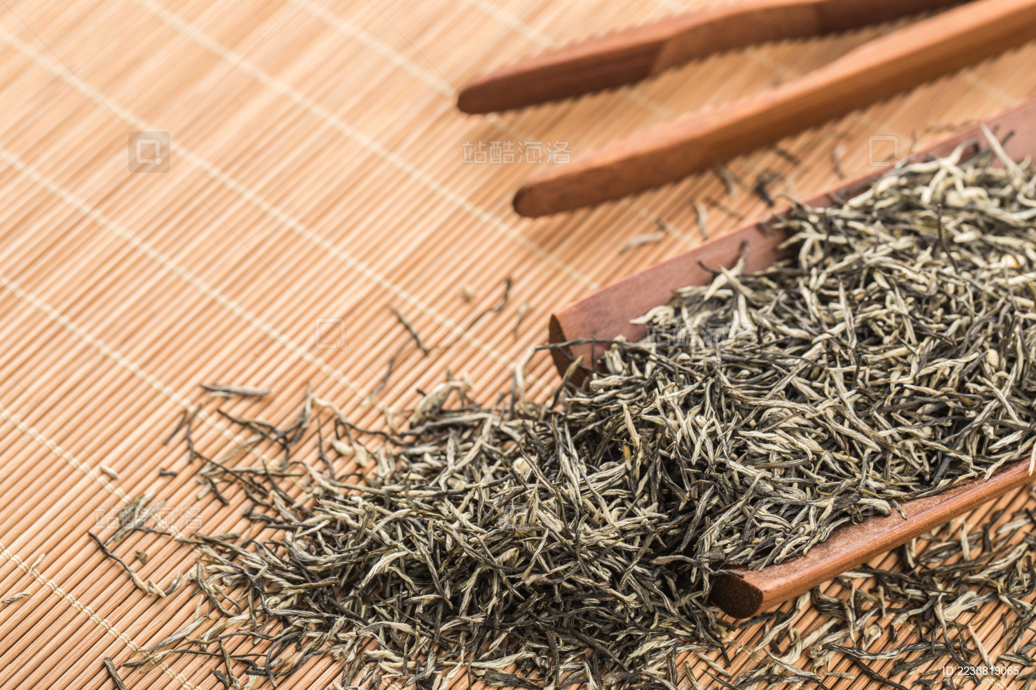 木质背景上的雨花茶与茶具