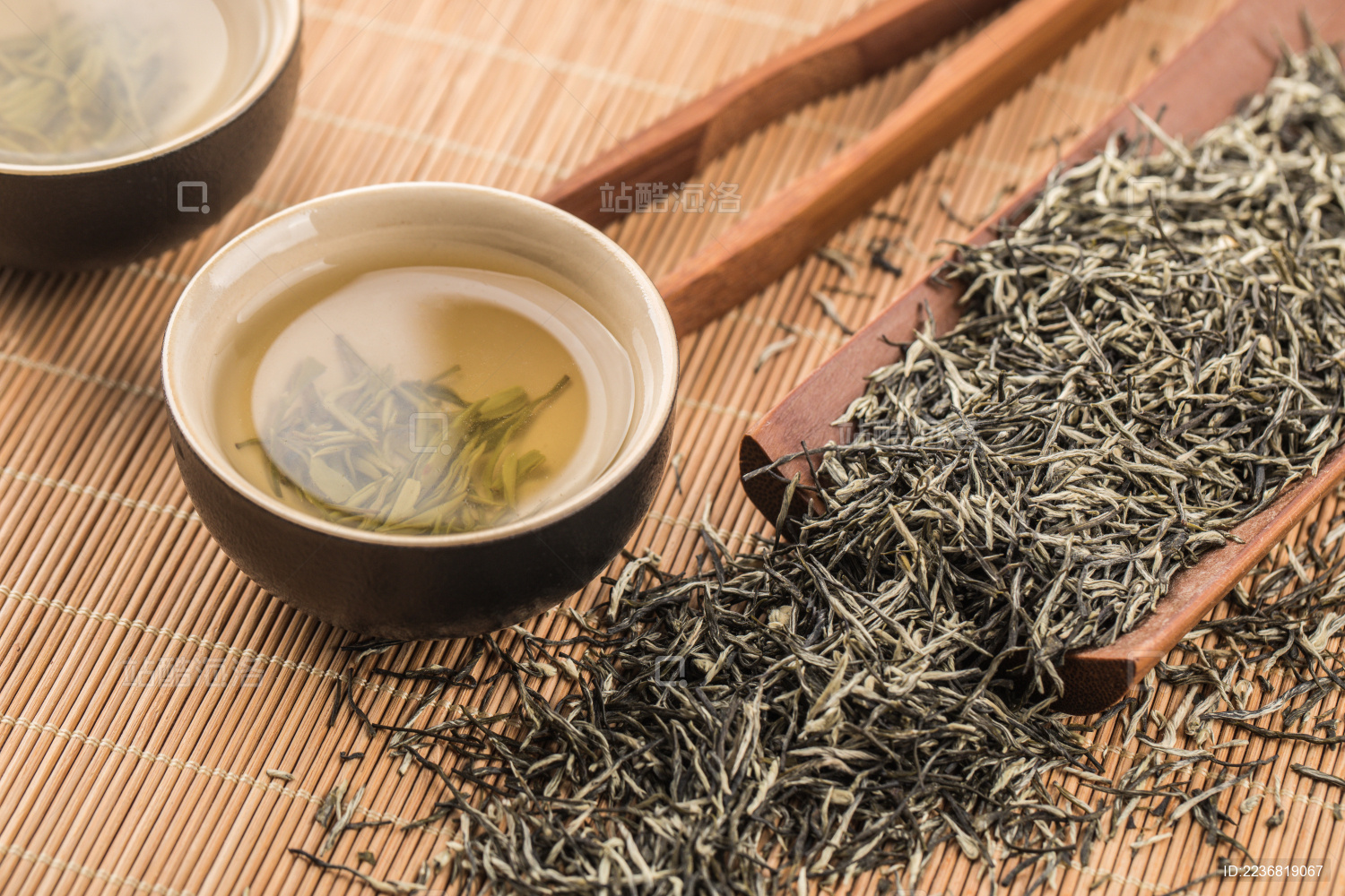 木质背景上的雨花茶与茶具