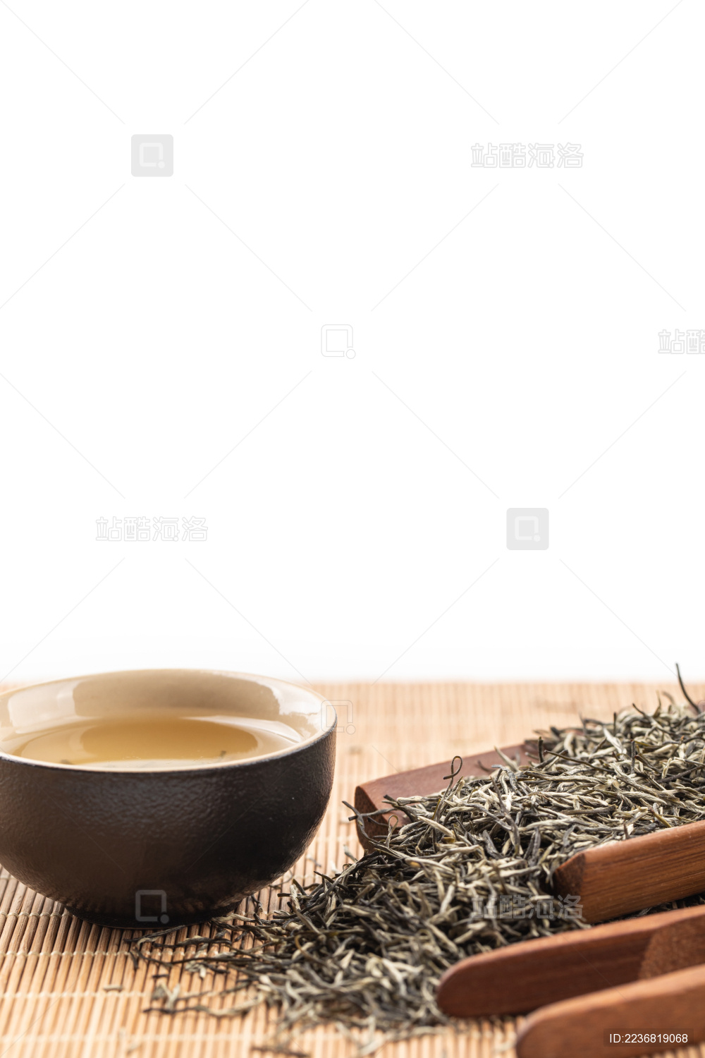 木质背景上的雨花茶与茶具