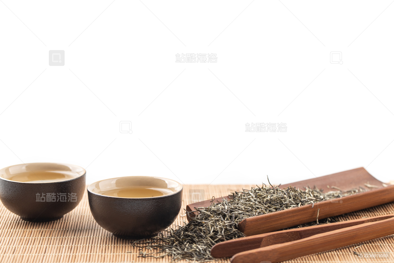 木质背景上的雨花茶与茶具