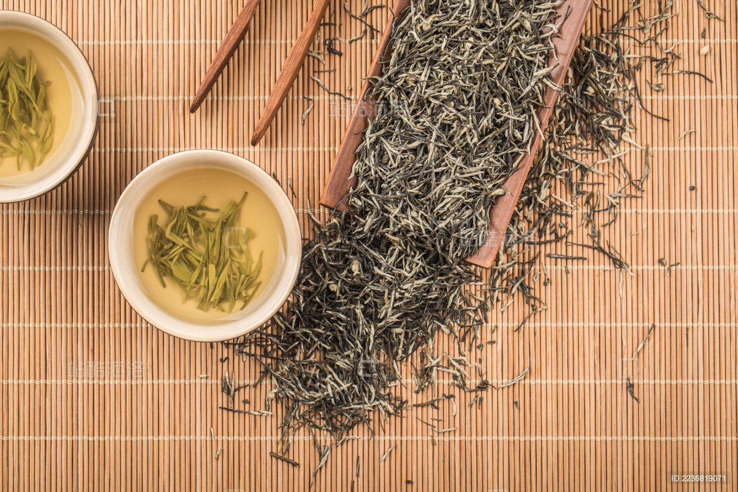 木质背景上的雨花茶与茶具