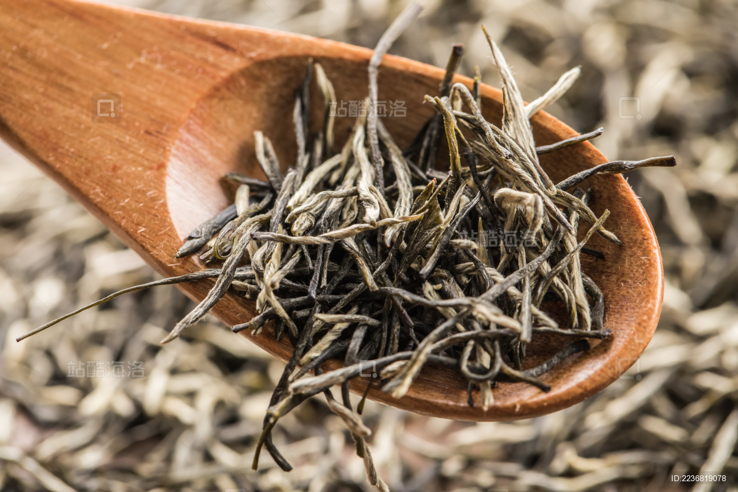 木勺里的南京雨花茶微距特写