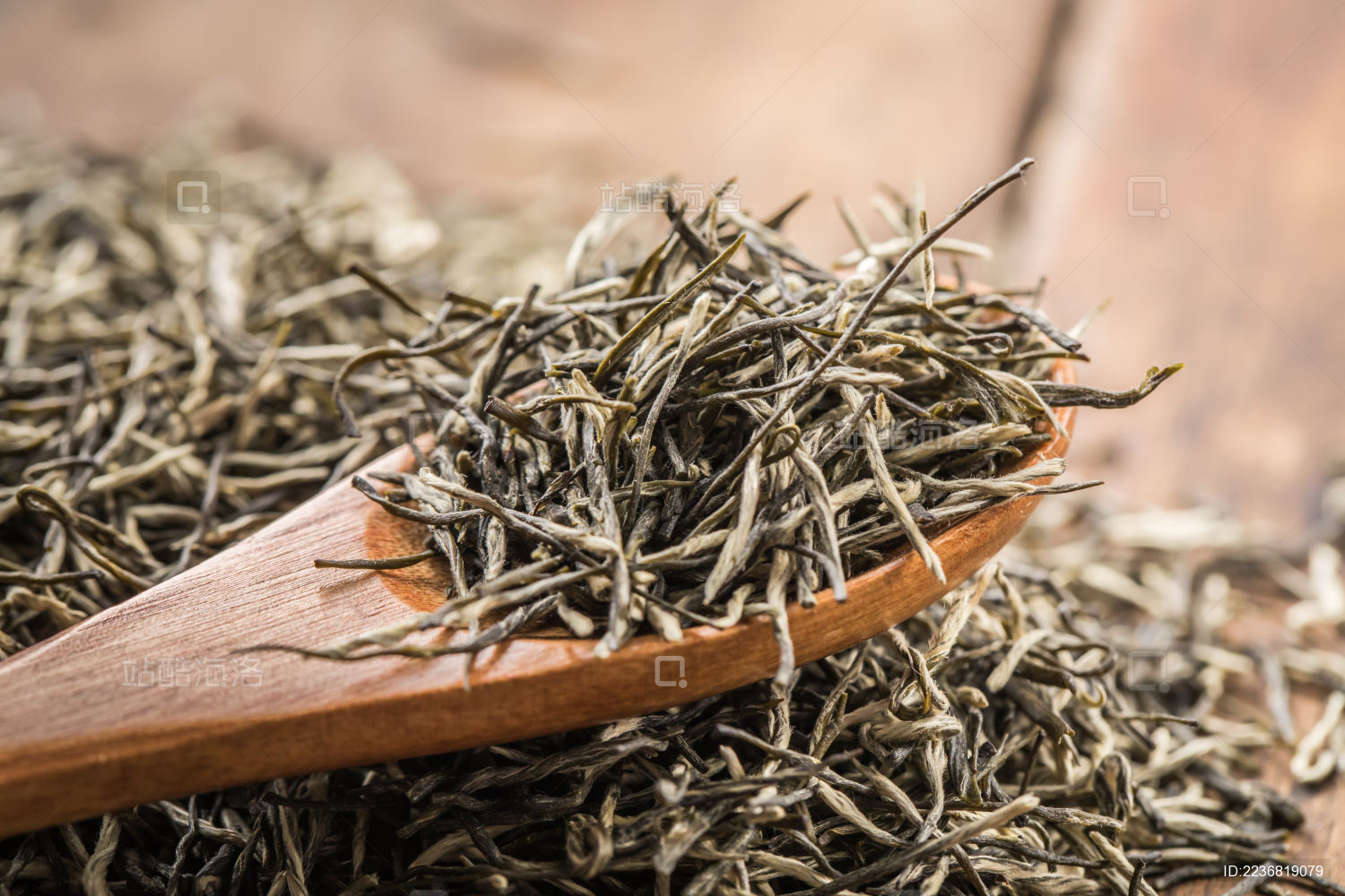 木质背景上的南京雨花茶微距特写