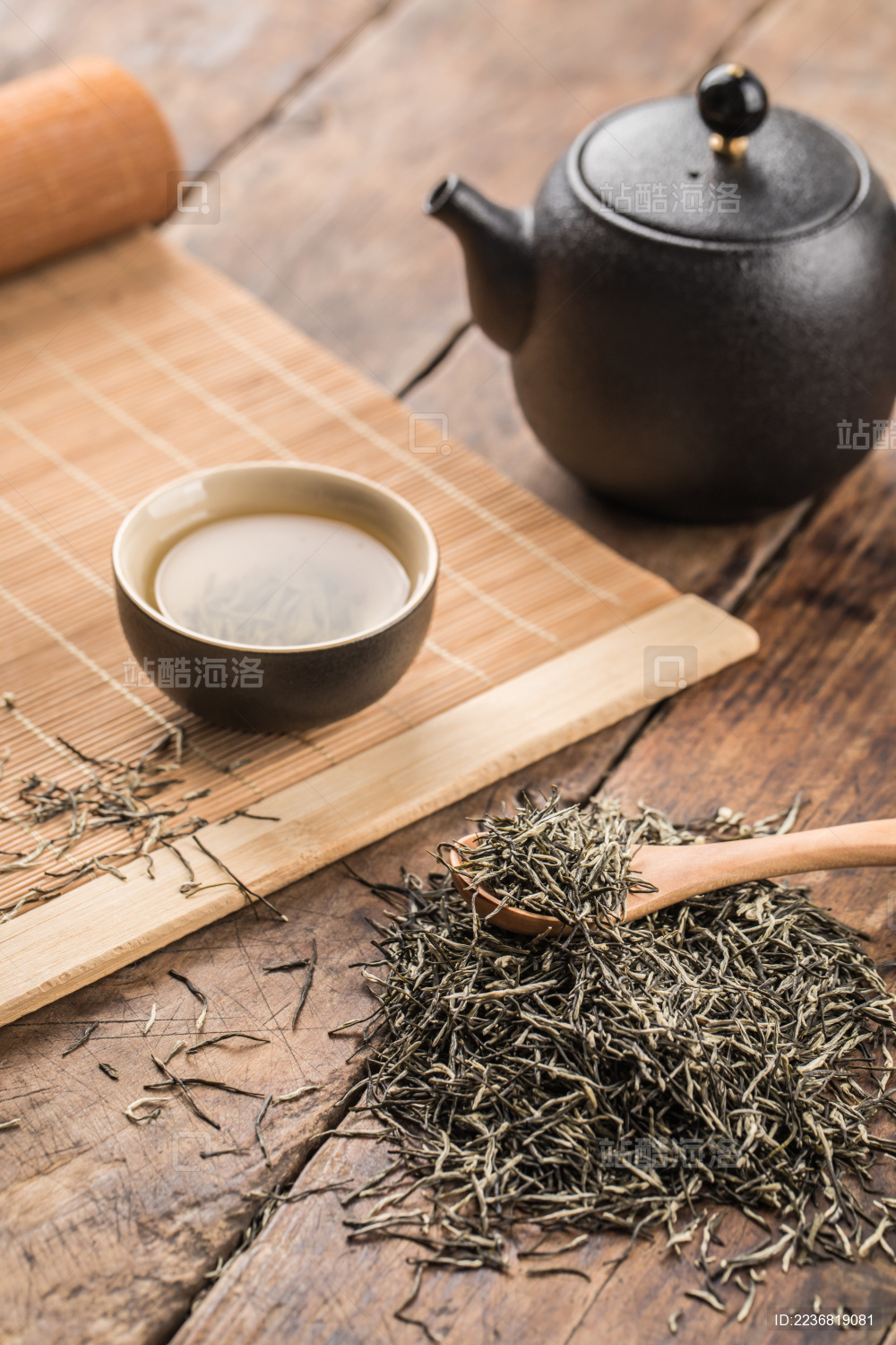 木质背景上的雨花茶与茶具