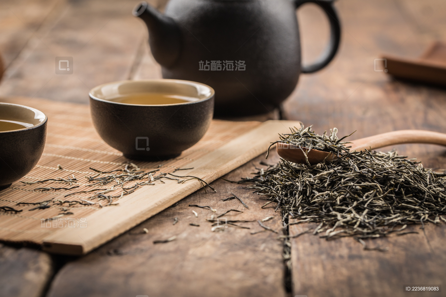 木质背景上的雨花茶与茶具