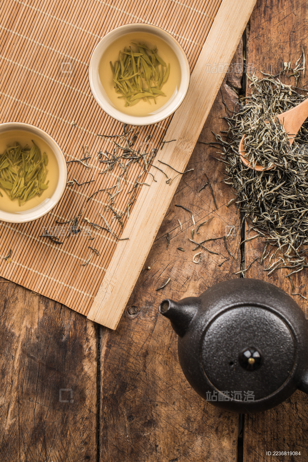 木质背景上的雨花茶与茶具