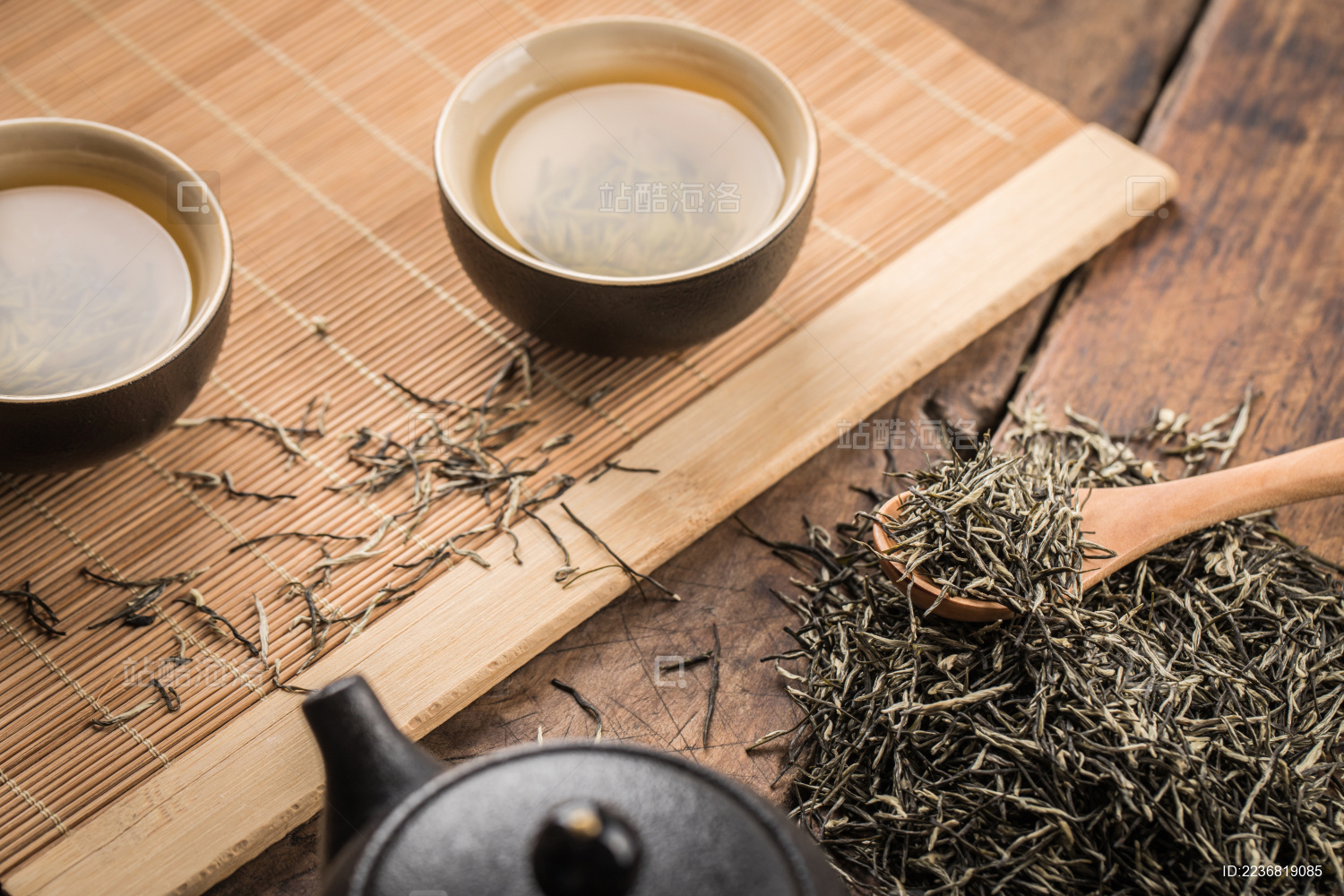木质背景上的雨花茶与茶具