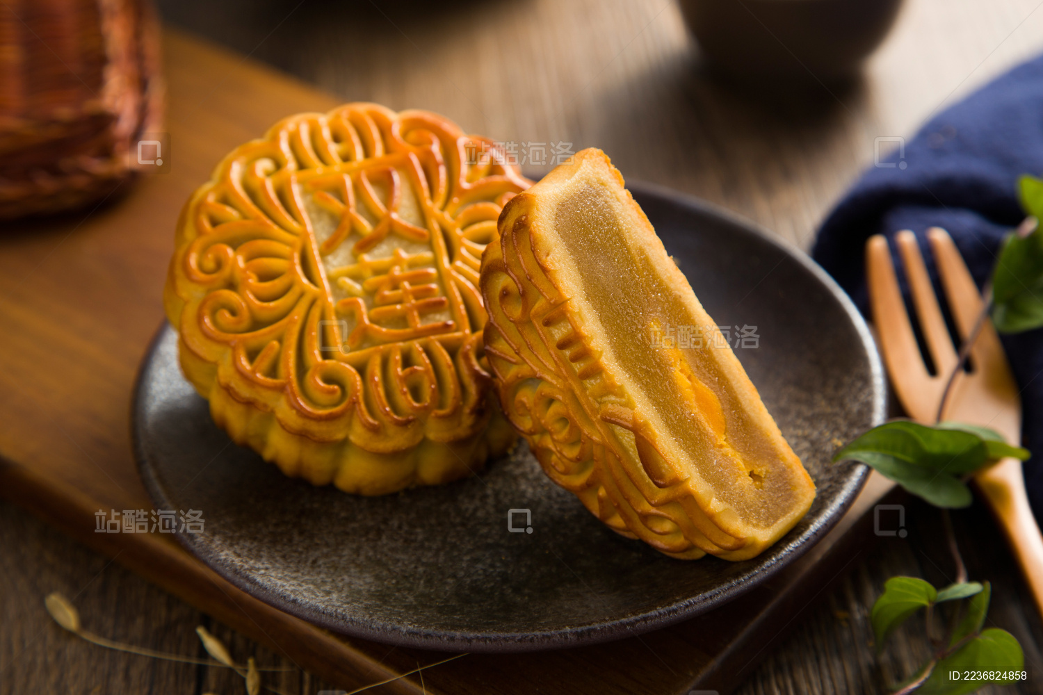 一碟放在桌面上的双黄月饼