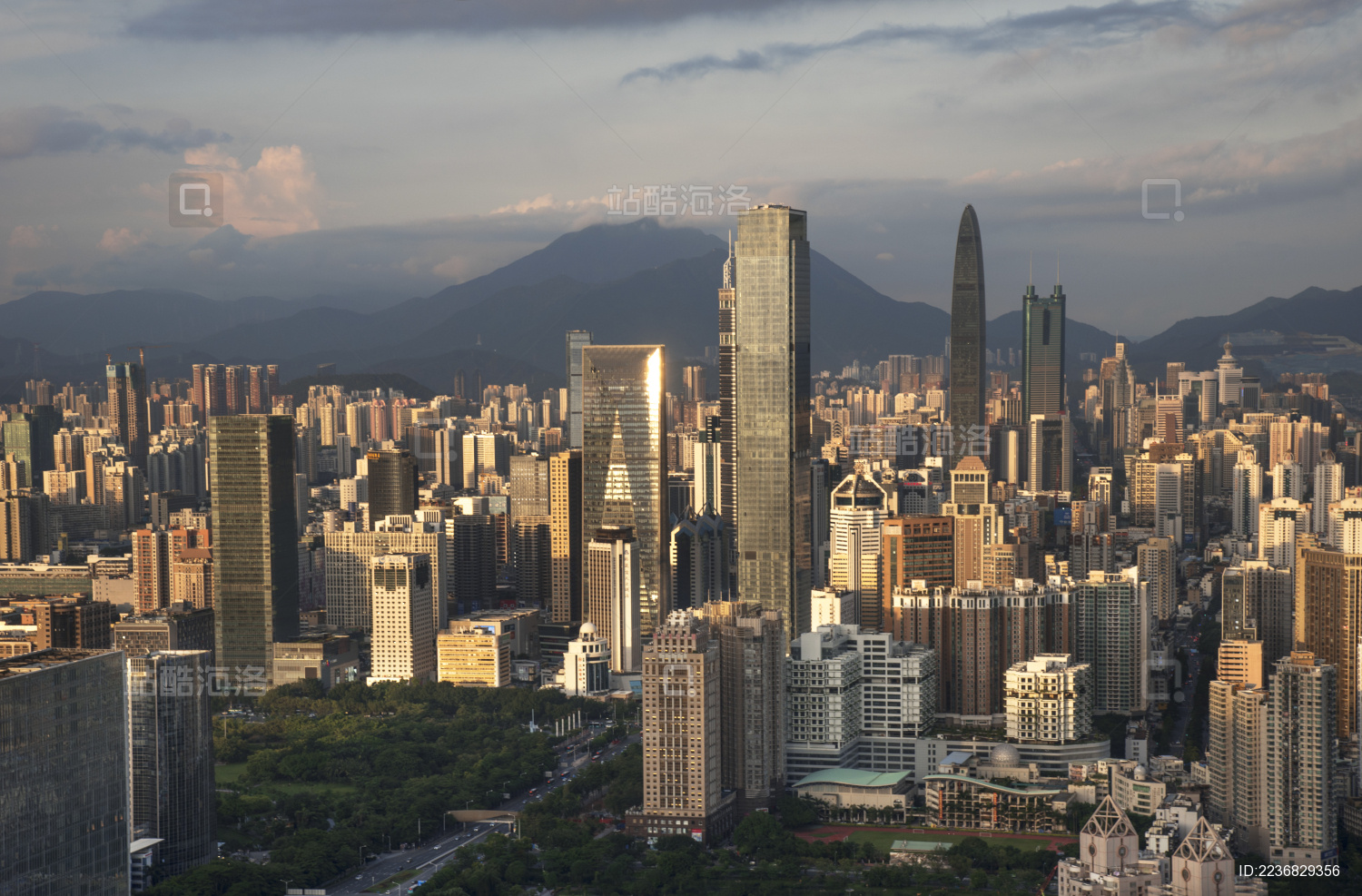 中国广东省深圳市罗湖区城市天际线高楼大厦风光