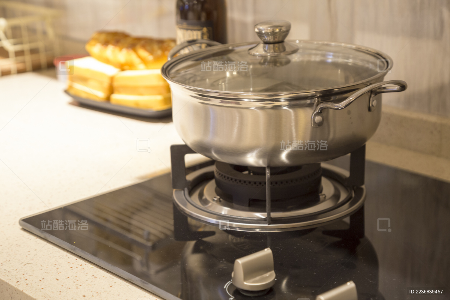 洁净的现代一体式厨房厨具设备