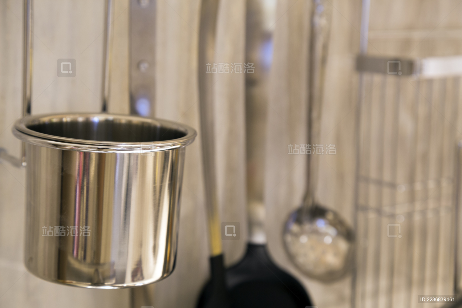 洁净的现代一体式厨房厨具设备