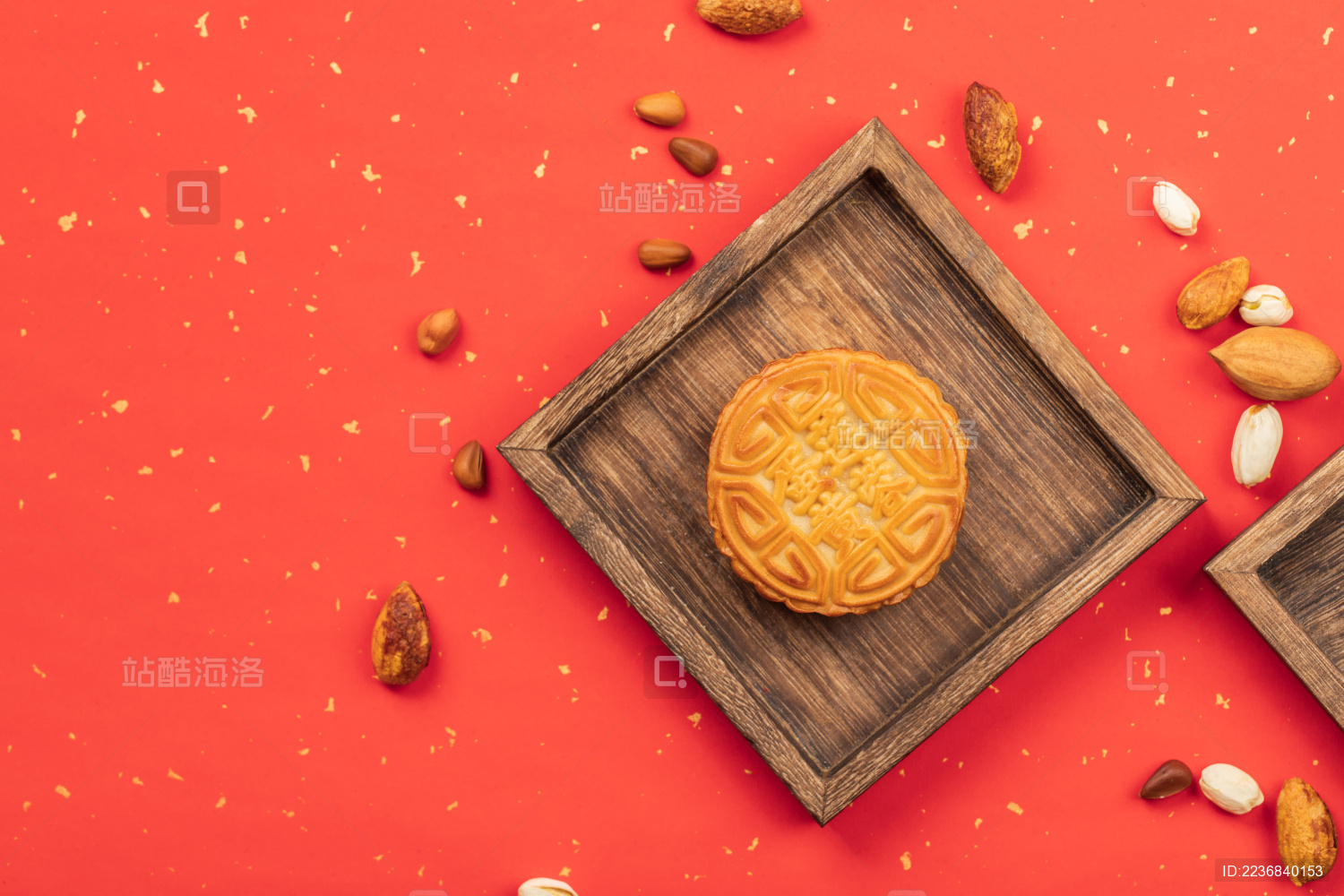 红色背景上的中秋节传统小吃月饼