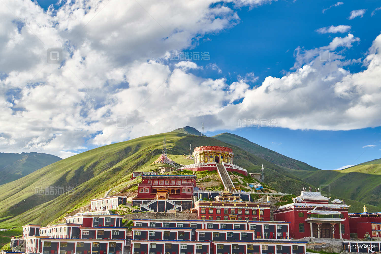 青海省玉树藏族自治州结古镇寺庙结古寺夏天下午时的远景